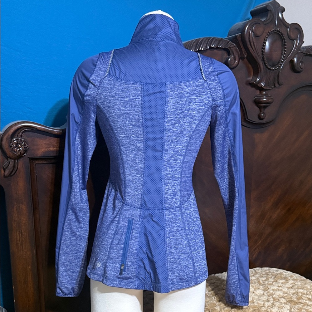 Lululemon Run: Featherweight Hybrid Jacket
Royalty size 4 - Picture 11 of 16